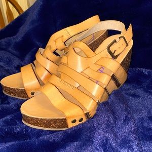 BLOWFISH. TAN HIGH HEEL SANDALS. MULTIPLE STRAPS. ANTIQUE GOLD HARDWARE. STYLISH